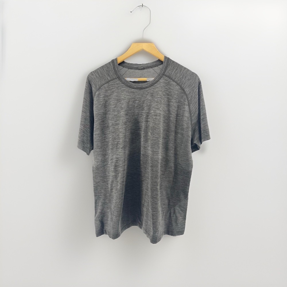 Lululemon Men's Gray Seamless Athletic Shirt Size XL‎ Training Gym Stretch